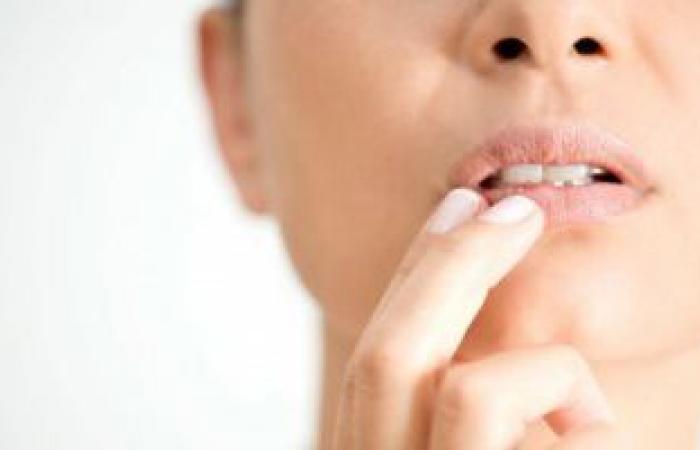 كل ما تريد معرفته عن أعراض وأسباب وطرق الوقاية من قرح الفم ؟
