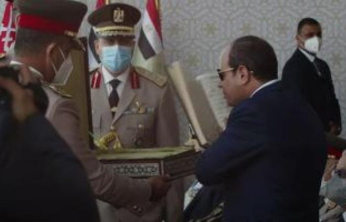 مدير الكلية الحربية يمنح الرئيس السيسي "كتاب الله" بحفل تخرج الكليات العسكرية