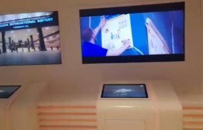 عرض فيلم تسجيلى عن استراتيجية الطيران بالجناح المصرى بمعرض "إكسبو" دبى.. صور