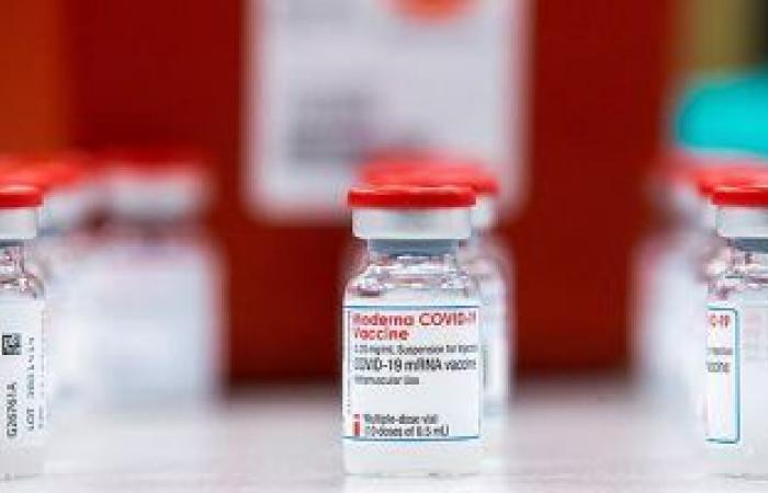 الصحة: اللقاح الأداة الرئيسية لمنع الحالات الشديدة ووفيات COVID-19