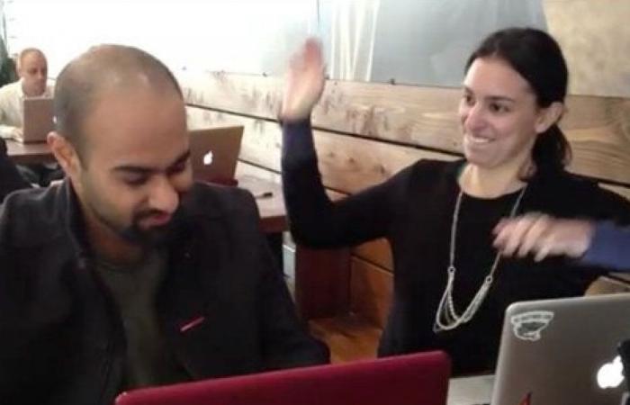 بالفيديو.. رجل أعمال أمريكي يلجأ لتعيين موظفة «تصفعه» كلما تصفح «فيسبوك»