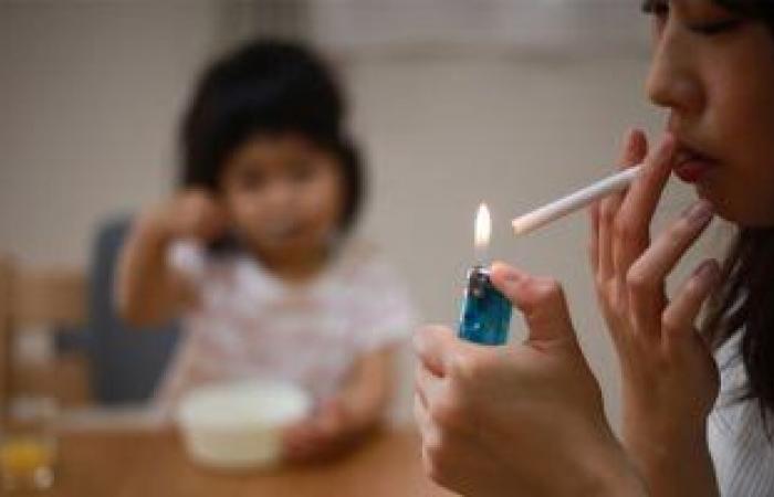 الصحة تحذر الآباء: التدخين فى المنازل يصيب الأطفال بالالتهاب الرئوى