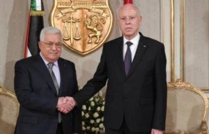 الرئيس الفلسطينى محمود عباس يمنح نظيره التونسى القلادة الكبرى لدولة فلسطين