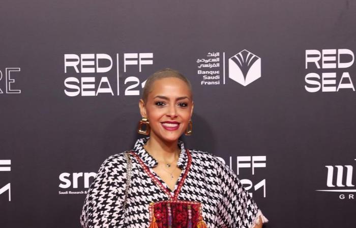 فنانة سعودية تثير الجدل بتقليد شيرين عبد الوهاب.. وترد: حلقت شعري قبلها