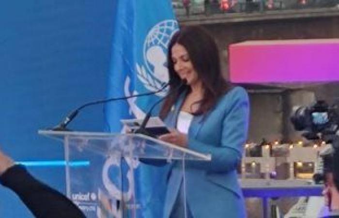 رسالة مؤثرة بالدموع.. دنيا سمير غانم تشكر والديها بمؤتمر لـ"اليونيسف".. صور