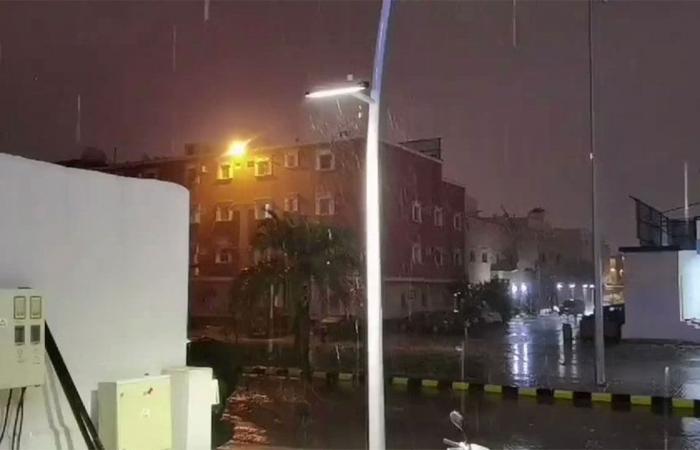 بالفيديو.. أمطار الخير ترسم لوحة بديعة في شوارع الرياض