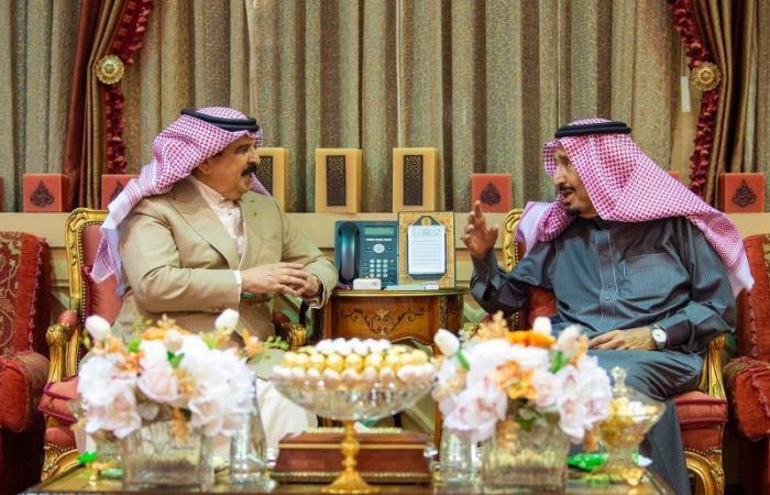 الملك سلمان يستقبل ملك البحرين ويقيم مأدبة غداء تكريمًا له
