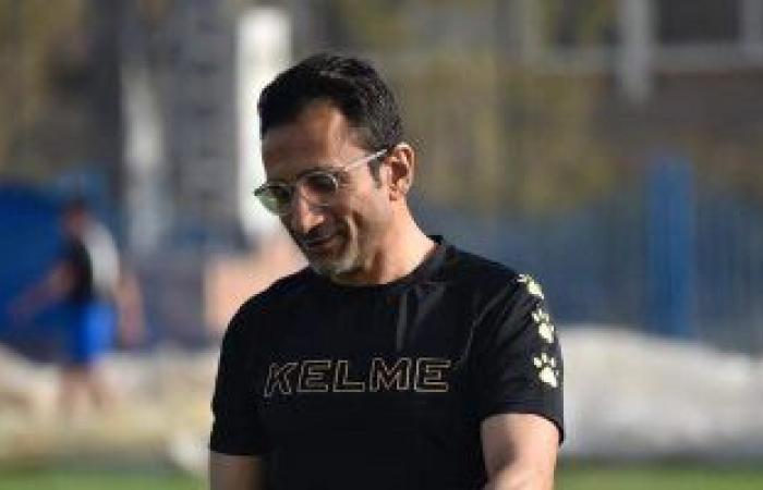 أحمد سامى يدير مباراة سموحة وبيراميدز من مدرجات استاد الإسكندرية