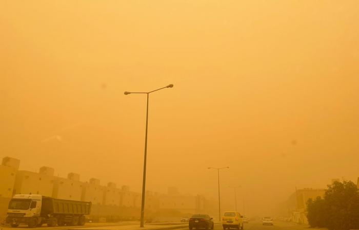موجة غبار تتسبب في انعدام الرؤية في الرياض خلال ساعات