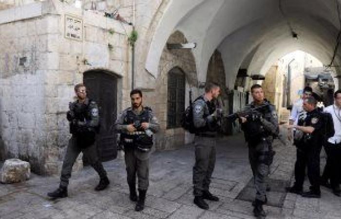 طعن شرطي إسرائيلي في باب العامود بالقدس المُحتلة وتوقيف منفذ العملية