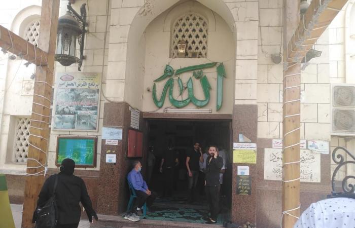 وصول جثمان والدة أشرف مصيلحى إلى مسجد مصطفى محمود لأداء صلاة الجنازة