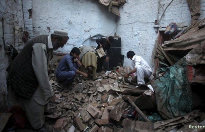 أفغانستان: زلزال يقتل 950 شخصاً ويصيب المئات