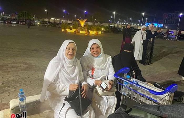توافد أول أفواج الحجاج على مطار القاهرة استعدادًا للسفر إلى الأراضى المقدسة.. صور