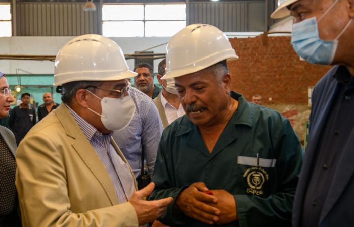 وزير الدولة للإنتاج الحربى يتابع سير العمل فى "حلوان للصناعات الهندسية"