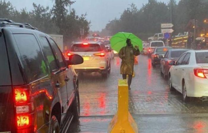 لقطات لجهود المرور لتيسير الحركة في أماكن الأمطار