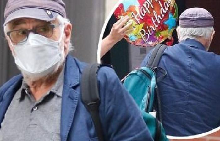 ذكرى ميلاده الـ 79.. روبرت دى نيرو يحمل بالون "عيد ميلاد سعيد"