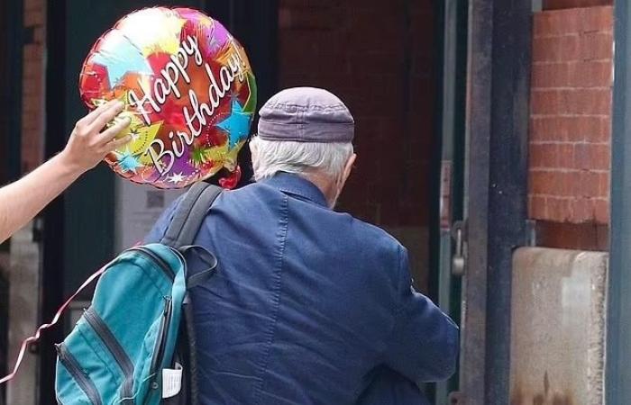 ذكرى ميلاده الـ 79.. روبرت دى نيرو يحمل بالون "عيد ميلاد سعيد"