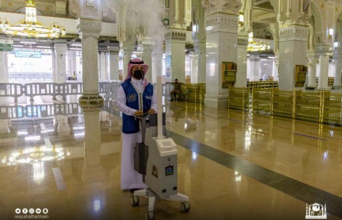 11 روبوتاً ذكياً لتعقيم المسجد الحرام على مدار اليوم