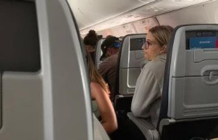 قائد طائرة أمريكية يهدد المسافرين بعدم الإقلاع بعد تبادل صور عارية.. صور