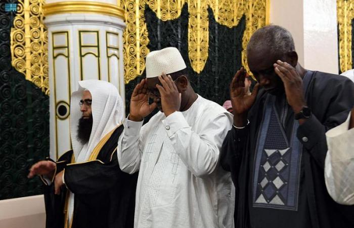 شاهد.. رئيس السنغال يؤدي الصلاة بالمسجد النبوي