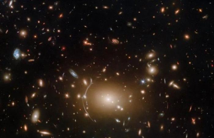 صورة لتلسكوب هابل تثير التساؤلات بشأن المادة المظلمة