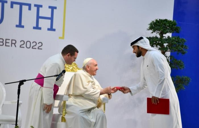 بابا الفاتيكان يزور مدرسة القلب المقدس بمملكة البحرين ويلتقى مع الطلاب.. صور
