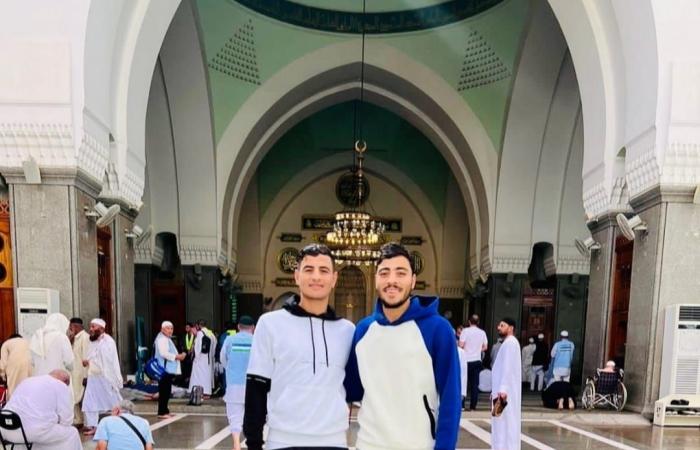 أكرم توفيق فى صورة برفقة شقيقه من داخل المسجد النبوى أثناء أداء العمرة