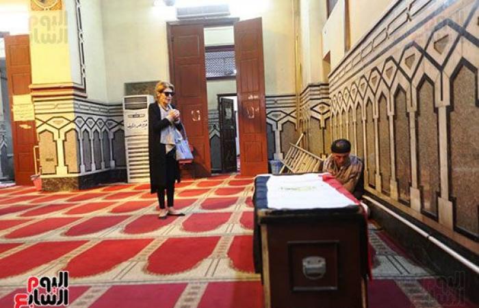 وصول جثمان الموسيقار محمد سلطان إلى مسجد عمر مكرم مغطى بعلم مصر