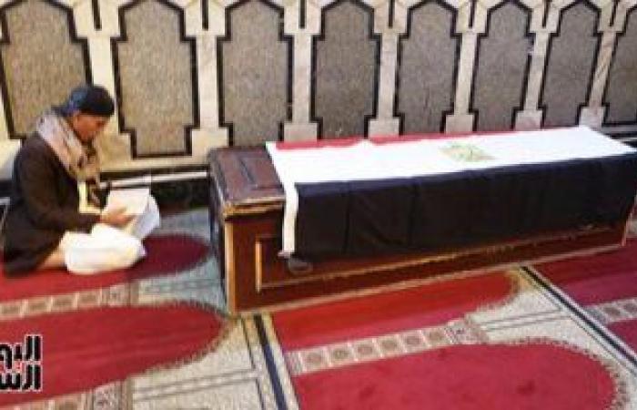 وصول جثمان الموسيقار محمد سلطان إلى مسجد عمر مكرم مغطى بعلم مصر