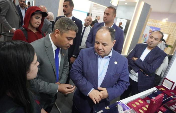 وزير المالية يتفقد معرض سك العملة بالمنطقة الخضراء بشرم الشيخ