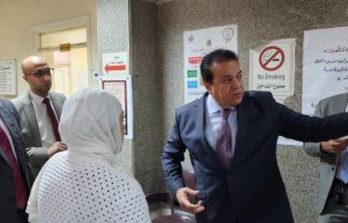 وزير الصحة يتفقد مكتب صحة مدينة نصر ومركز شيراتون ويوجه بتوفر أجهزة حديثة