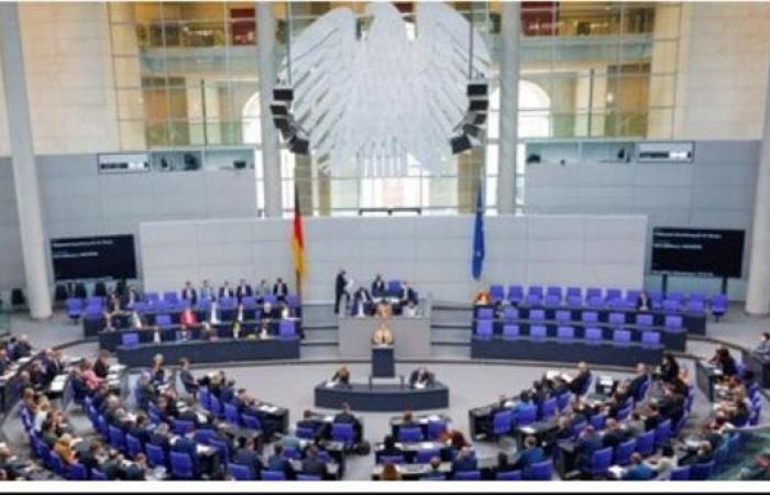 ألمانيا تفكك شبكة يشتبه بتخطيطها لمهاجمة البرلمانالأربعاء 07/ديسمبر/2022 - 10:22 ص
الشرطة الألمانية اعتقلت 25 شخصا ينتمون لـ مجموعة إرهابية يمينية، عقب عمليات مداهمة في أنحاء ألماني