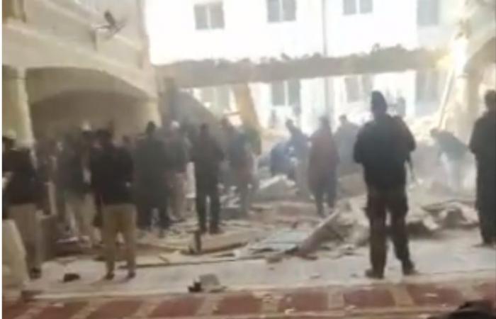 انفجار باكستان، ارتفاع عدد ضحايا انفجار مسجد بيشاور إلى 83 قتيلاالثلاثاء 31/يناير/2023 - 06:53 ص
انفجار باكستان ، قال متحدث باسم مستشفى اليوم الثلاثاء إن عدد القتلى جراء التفجير الانتحاري الذي وقع في مدينة بيشاور بشمال غرب باكستان ارتفع إلى 83، فيما أصيب ما لا يقل عن 57 شخصًا العديد منهم في حالات حرجة. تفجير مسجد باكستان وفجر انتحاري نفسه داخل مسجد مزدحم في مجمع سكني شديد التحصين خاص بأفراد