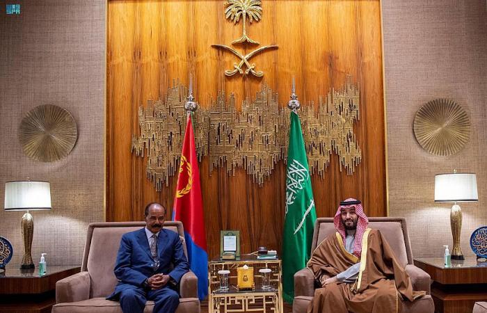 ولي العهد يستعرض العلاقات الثنائية وأوجه التعاون مع رئيس أريتريا