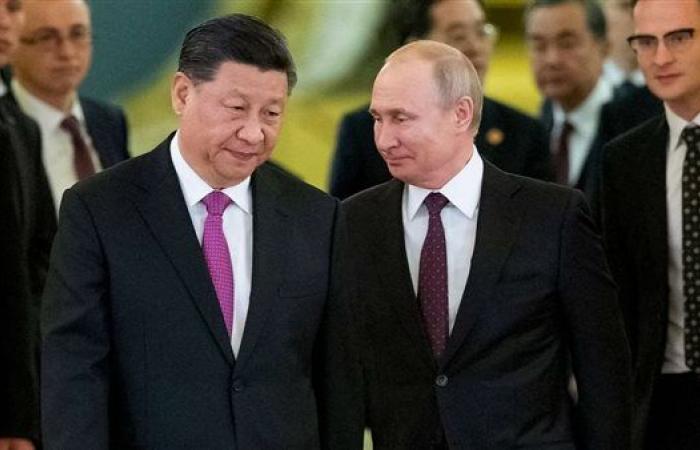 بوتين للرئيس الصيني: اطلعنا على مقترحاتكم لحل الصراع في أوكرانياالإثنين 20/مارس/2023 - 07:28 م
كما قال الرئيس الصيني لبوتين إنه مقتنع أن الشعب الروسي سيدعمه في الانتخابات الرئاسية، المقرر إجراؤها عام 2024.