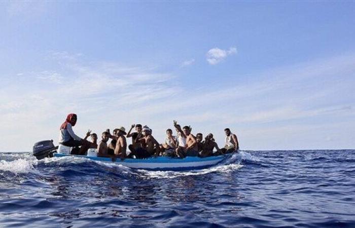 غرق 5 مهاجرين أفارقة وفقدان 28 قبالة سواحل تونسالأربعاء 22/مارس/2023 - 11:28 م
خفر السواحل التونسي أنقذ خمسة مهاجرين كانوا على متن القارب الذي غرق قبالة سواحل مدينة صفاقس الجنوبية، وإنهم كانوا في حالة نفسية سيئة.