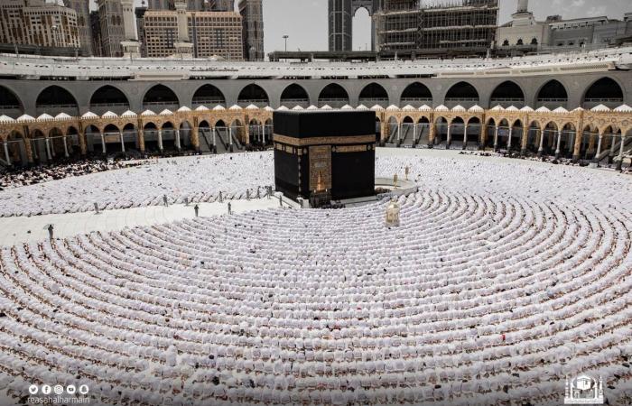 فى ثانى جمعة من رمضان.. أكثر من مليون مصلٍ فى المسجد الحرام.. صور