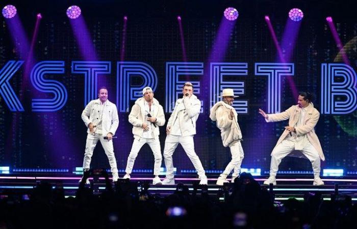 خريطة حفلات فرقة Backstreet Boys فى الدول العربيةالإثنين 01/مايو/2023 - 12:10 م
ساعات قليلة وينطلق الحفل الأول لفرقة موسيقى البوب الأمريكية Backstreet Boys فى مصر، إذ يُقام اليوم الإثنين الموافق 1 مايو 2023 حفل كبير في تمام الساعة 7 مساءً فىZED East New Cairo.
