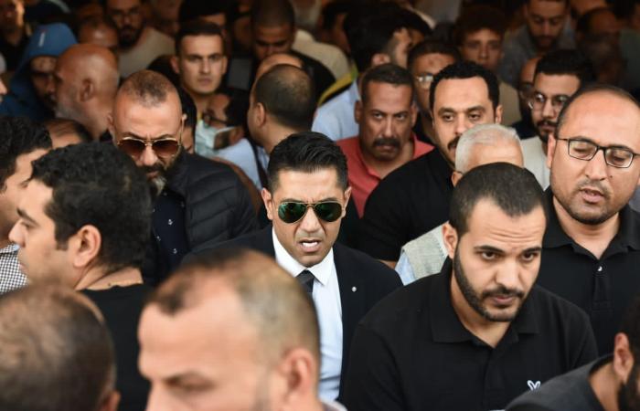 عاجل.. تزاحم شديد من المصورين والجمهور حول جثمان مصطفى درويش فور وصوله (صور)