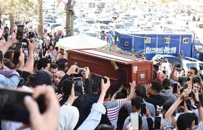 عاجل.. تزاحم شديد من المصورين والجمهور حول جثمان مصطفى درويش فور وصوله (صور)