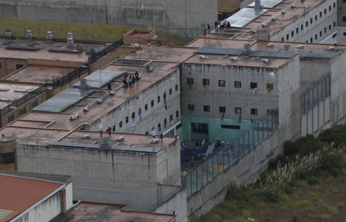 سجناء يحتجزون 57 حارساً وشرطياً في الإكوادور