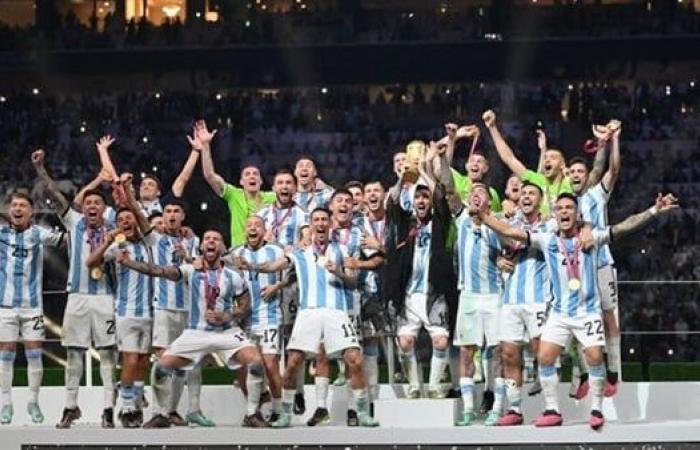 نفاد تذاكر مباراة الأرجنتين والإكوادور بعد ساعتين من طرحهاالجمعة 01/سبتمبر/2023 - 06:44 م
الأرجنتين، كشفت تقارير صحفية أن تذاكر مباراة الأرجنتين والإكوادور، التي تتزامن مع الظهور الأول لبطل العالم الحالي في تصفيات كأس العالم 2026