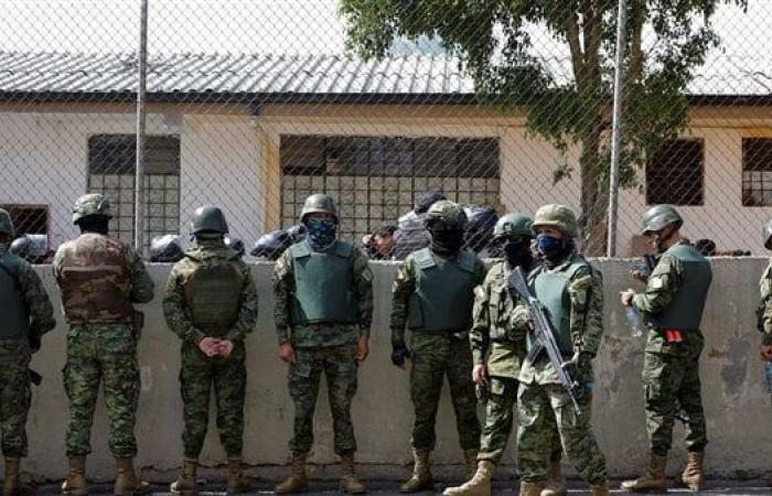 سجناء يحتجزون 57 حارسا وشرطيا في الإكوادورالجمعة 01/سبتمبر/2023 - 08:26 ص
أعلن وزير الداخليّة الإكوادوري خوان زاباتا الخميس، أنّ سجناء داخل سجن في مدينة كوينكا بجنوب الإكوادور كانوا يحتجّون منذ الأربعاء على نقل سجناء إلى معتقلات أخرى، قد أقدموا على احتجاز 57 حارسًا وشرطيًّا. وفي خضمّ يوم من العنف شهد انفجار سيّارتَين مفخّختَين في كيتو، قال زاباتا إنّ سبعة مُحتجزين هم من عناصر