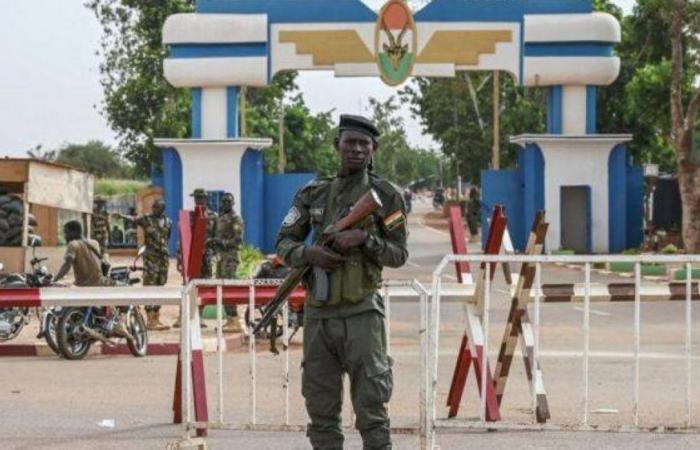 مقترح نيجيري لأزمة النيجر.. و«العسكري» يرفع حصانة السفير الفرنسي