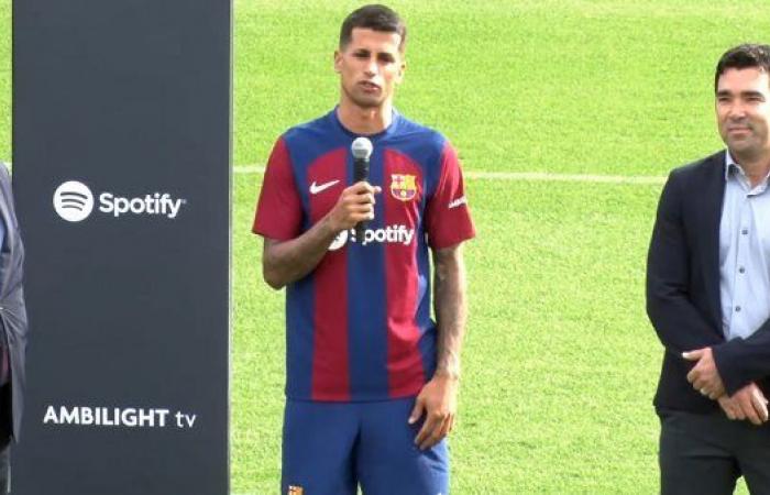 برشلونة يقدم جواو كانسيلو إلى وسائل الإعلام