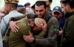 التليفزيون الإسرائيلي: 7 آلاف جندي بصفوف الاحتلال يعانون من أزمات نفسية جراء طوفان الأقصىالأربعاء 17/أبريل/2024 - 10:56 م
كما أوضحت أن حوالي 30% من الجرحى والمصابين الذين وصلوا جناح إعادة التأهيل، منهم 2111 جريحًا، تطورت لديهم ردود أفعال عقلية مختلفة.
