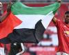 نجما مانشستر يونايتد يحملان علم فلسطين بعد مباراة فولهام| فيديو وصور