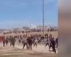 آلاف الفلسطينيين يهاجمون شاحنات مساعدات كانت في طريقها لمخازن حماس (فيديو)