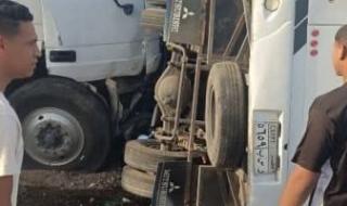 إصابة
      20
      شخصا
      فى
      تصادم
      تريلا
      مع
      أتوبيس
      بالطريق
      الإقليمى
      بالشرقية