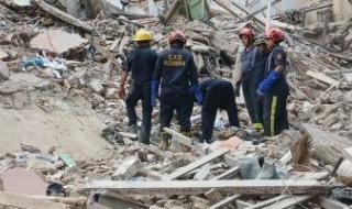 انهيار
      عقار
      فى
      العطارين
      والبحث
      عن
      مفقودين
      تحت
      الإنقاذ
      بالإسكندرية..
      صور